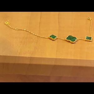 Selling a 18 k gold and jade bracelet